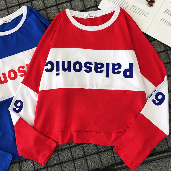 Ежедневна дамска блуза с цветни надписи в два цвята 