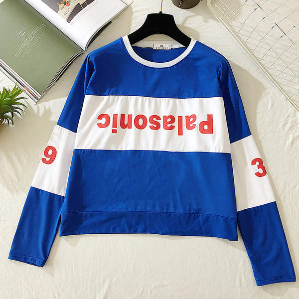 Ежедневна дамска блуза с цветни надписи в два цвята 