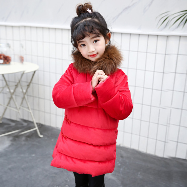 Модерно детско яке със странично закопчаване и пухена яка в червен цвят