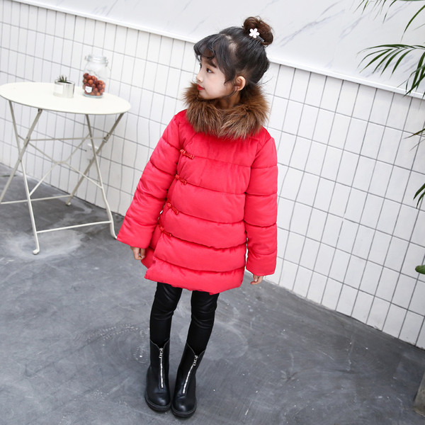 Модерно детско яке със странично закопчаване и пухена яка в червен цвят