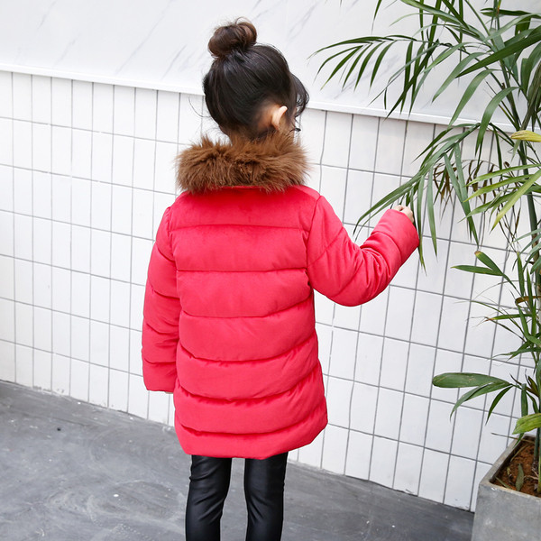 Модерно детско яке със странично закопчаване и пухена яка в червен цвят