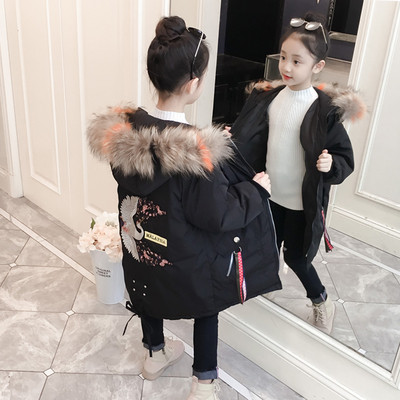 Modern gyerekkabát lányoknak színes hímzéssel, kapucnival