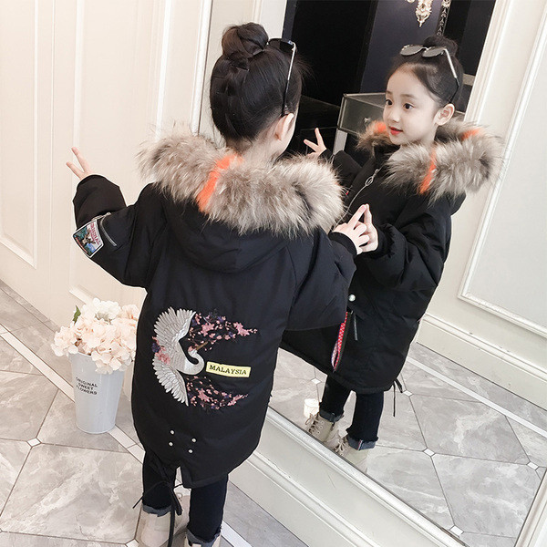 Modern gyerekkabát lányoknak színes hímzéssel, kapucnival