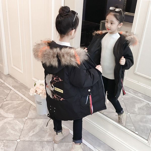 Modern gyerekkabát lányoknak színes hímzéssel, kapucnival