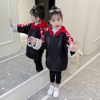 Модерно детско дънково яке с цветни апликации и мека подплата в черен и син цвят