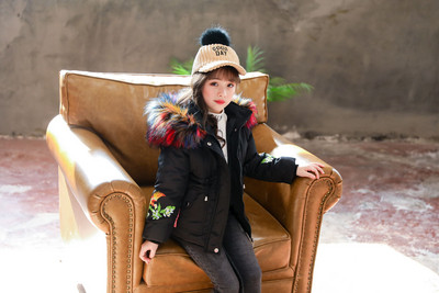 Зимно детско яке асиметричен модел с цветна бродерия в два цвята