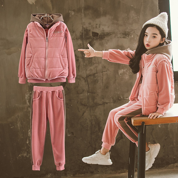 Модерен детски комплект включващ елек, суичър и панталон в червен и розов цвят 