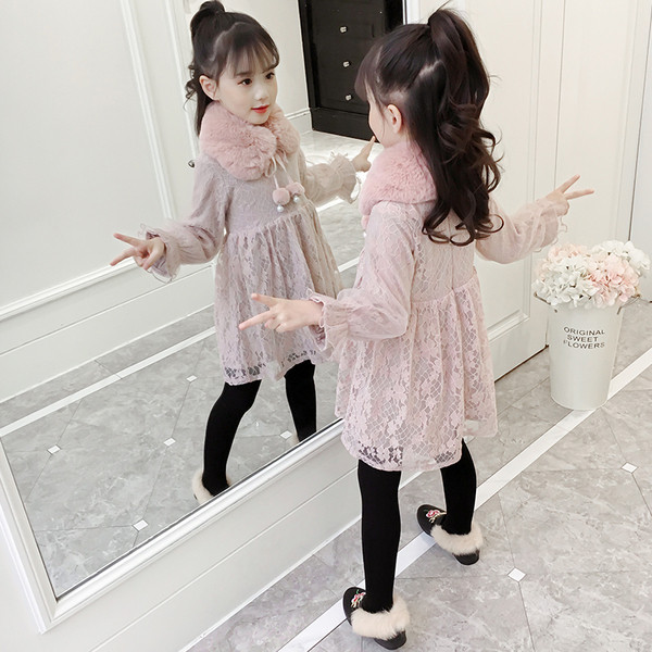 Елегантна детска дантелена рокля с пухена яка в бежов и розов цвят