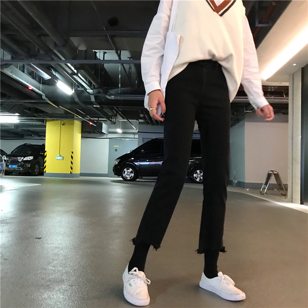 Дамски дънки в два цвята - син и черен