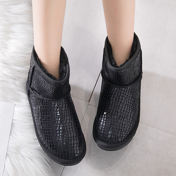 Fényes női csizma több színben