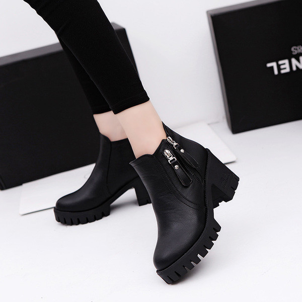 Γυναικείες μοντέρνες μπότες με τριών χρωμάτων