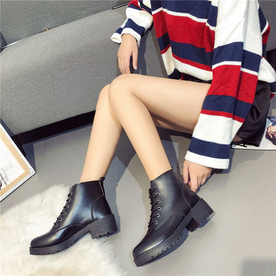 Μοντέρνες γυναικείες μπότες σε μαύρο χρώμα με τακούνι