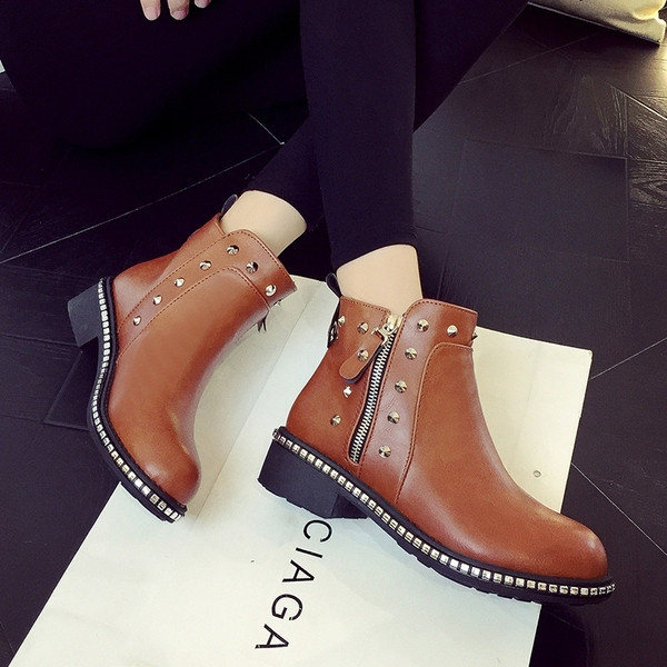 Női topikus csizma fűzőlyukkal, három színben