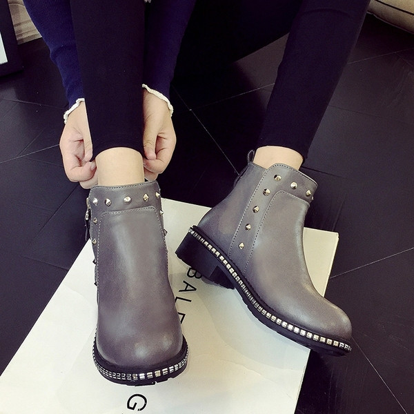 Női topikus csizma fűzőlyukkal, három színben