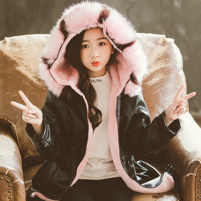 Modern eco-bőr gyerekkabát puha béléssel és kapucnival, színes pehellyel