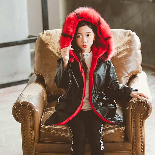 Modern eco-bőr gyerekkabát puha béléssel és kapucnival, színes pehellyel