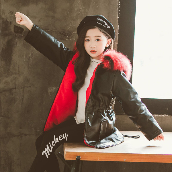 Modern eco-bőr gyerekkabát puha béléssel és kapucnival, színes pehellyel