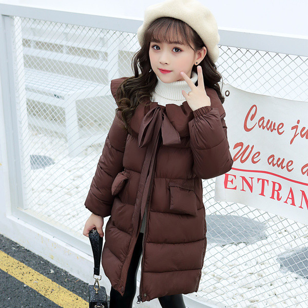 Gyermek téli kabát O-alakú gallérral, két színben megkötővel