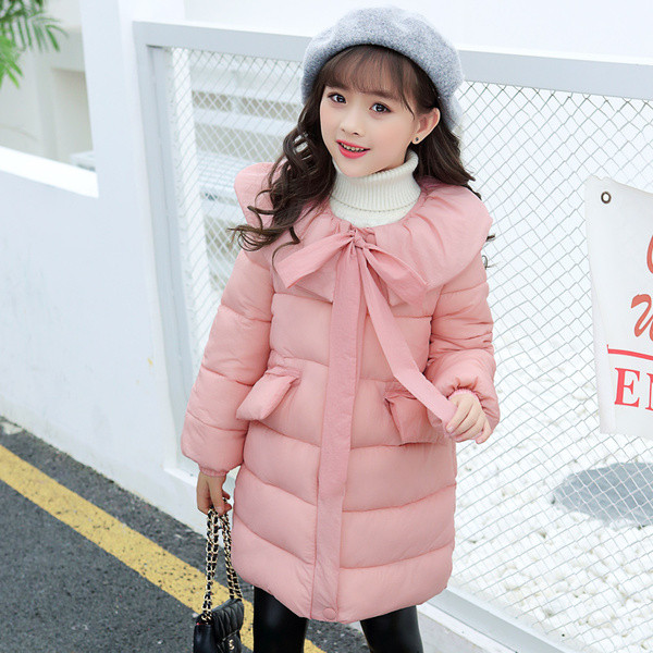 Gyermek téli kabát O-alakú gallérral, két színben megkötővel