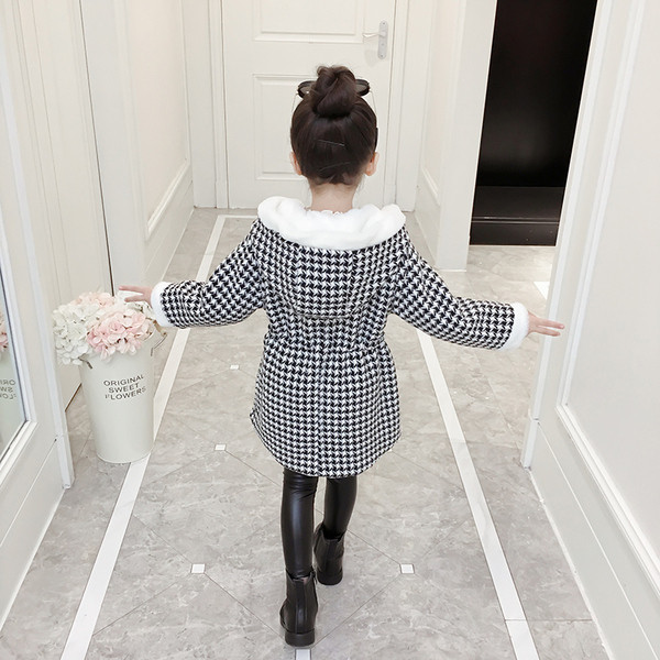 Modern, kockás gyerekkabát lányoknak puha béléssel