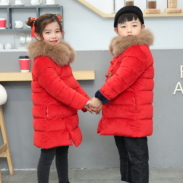 Modern gyerekkabát lányoknak piros pehelyszínnel