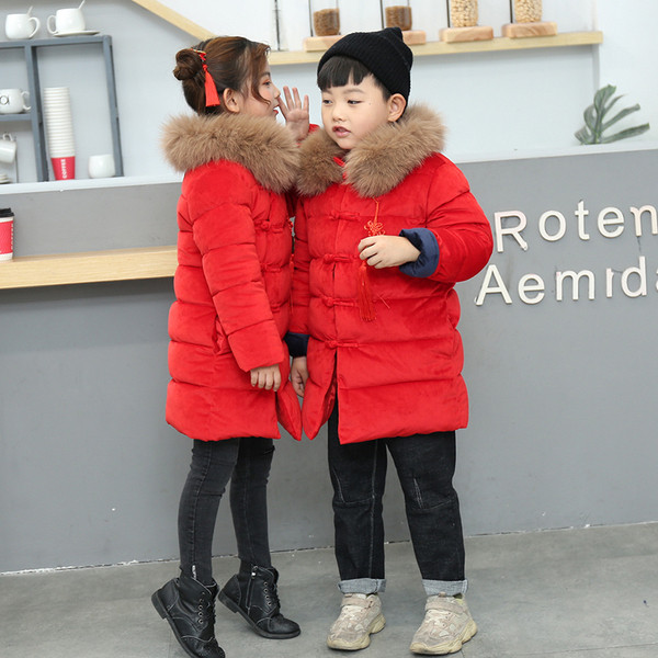 Modern gyerekkabát lányoknak piros pehelyszínnel