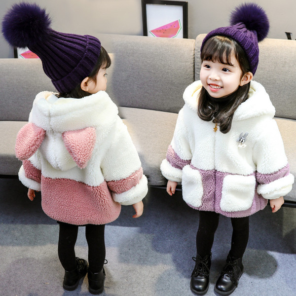 Stílusos gyerek pehelykabát 3D elemekkel, két színben