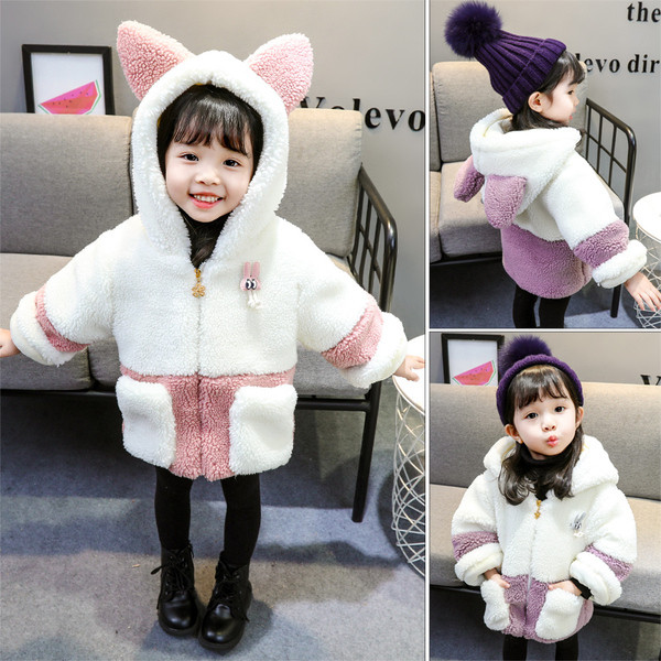 Stílusos gyerek pehelykabát 3D elemekkel, két színben