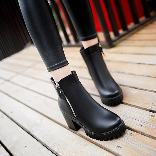 Modern női csizma fekete színben, cipzárral