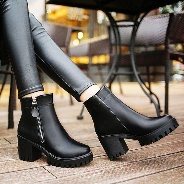 Modern női csizma fekete színben, cipzárral