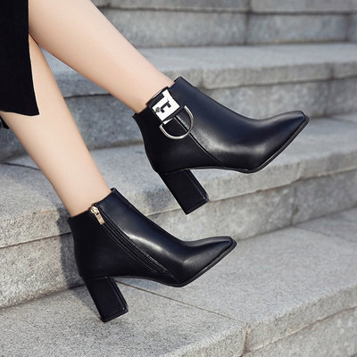 Γυναικείες μπότες με μεταλλική διακόσμηση σε δύο χρώματα