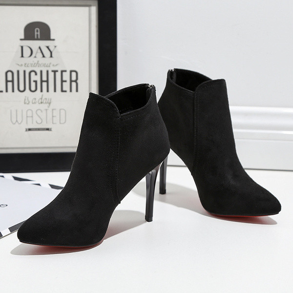 Γυναικείες μπότες με ψηλό τακούνι σε μαύρο χρώμα