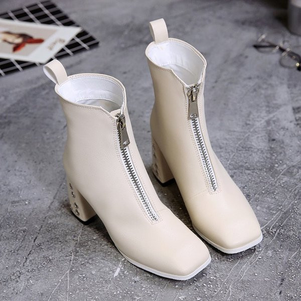 Női csizma extravagáns sarokkal, két színben