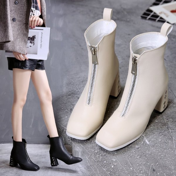 Női csizma extravagáns sarokkal, két színben