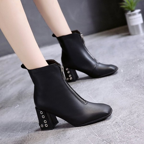 Női csizma extravagáns sarokkal, két színben