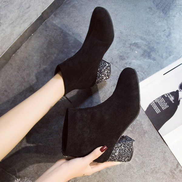 Fényes hatású fekete női csizma