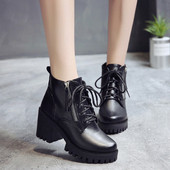 Fekete színű, magas talpú női csizma