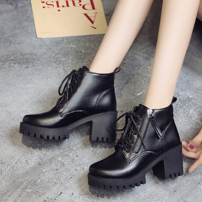 Fekete színű, magas talpú női csizma