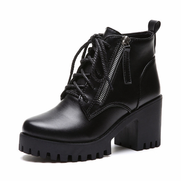 Fekete színű, magas talpú női csizma