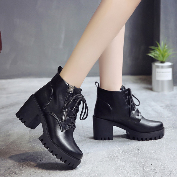 Fekete színű, magas talpú női csizma