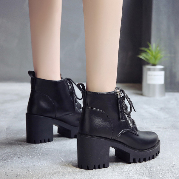 Fekete színű, magas talpú női csizma