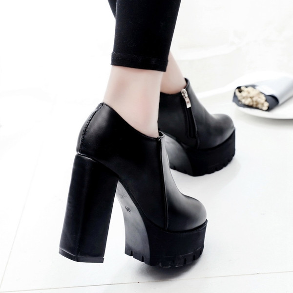 Γυναικείες κομψές μπότες σε μαύρο ψηλό τακούνι