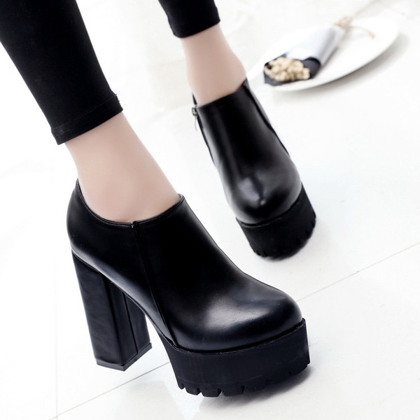 Γυναικείες κομψές μπότες σε μαύρο ψηλό τακούνι