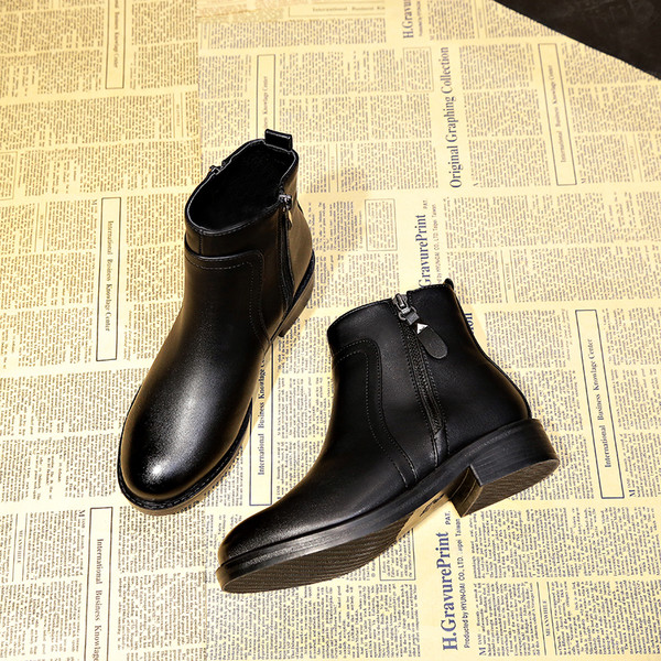 Modern női csizma fekete színben