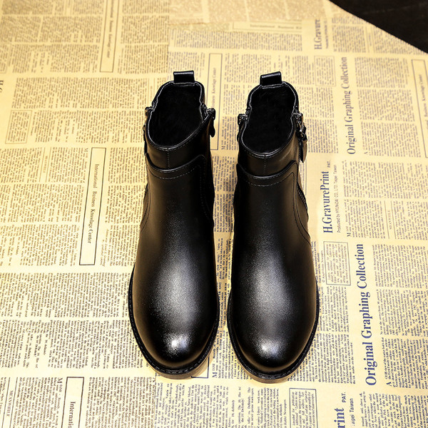 Modern női csizma fekete színben