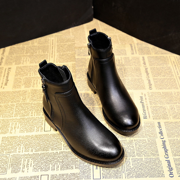 Modern női csizma fekete színben