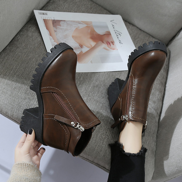 Magas talpú női csizma két színben