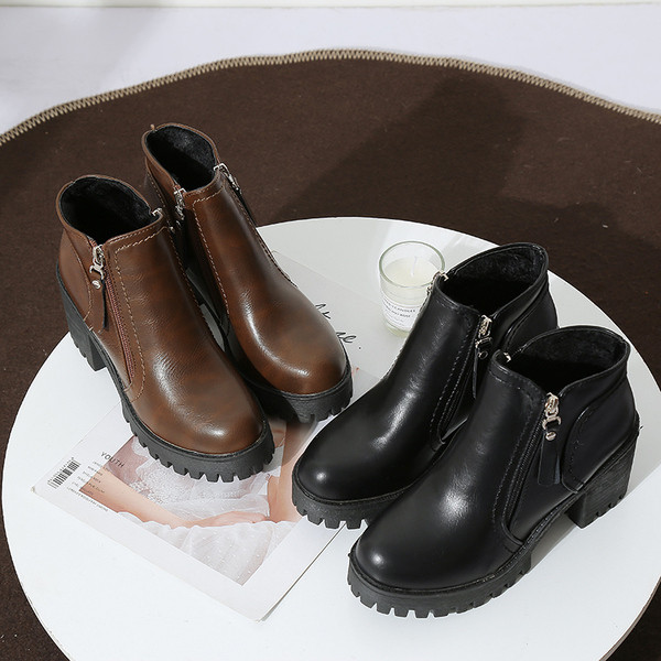 Magas talpú női csizma két színben