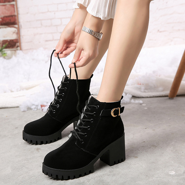 Női alkalmi csizma szürke és fekete színben, fűzővel