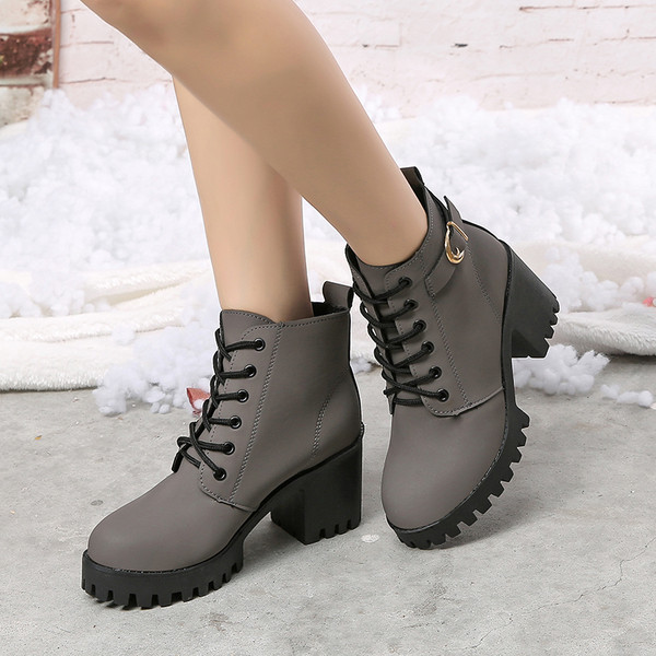 Női alkalmi csizma szürke és fekete színben, fűzővel